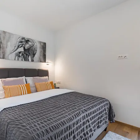 Karla Apartment Split