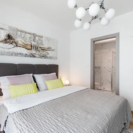 Karla Apartment Split