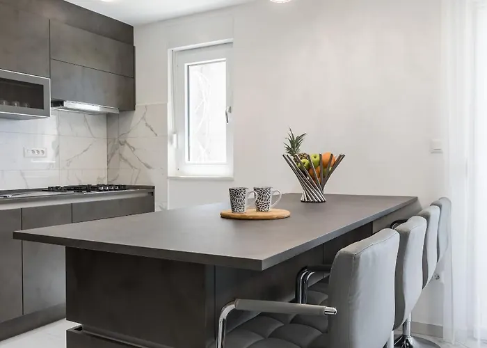 Karla Apartment Split