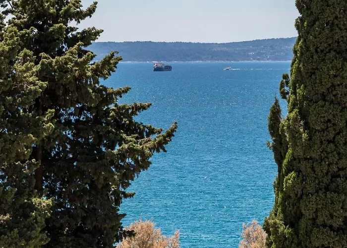 Karla Apartment Split